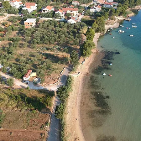 Kamp Dina * Tkon